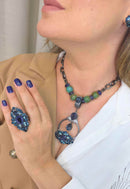 Colar Andrea: Elos com Pingente de Pedras Azuis e Turquesas Banhado no Grafite | Seleção Especial da Dai