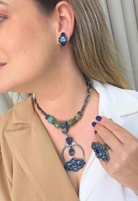 Colar Andrea: Elos com Pingente de Pedras Azuis e Turquesas Banhado no Grafite | Seleção Especial da Dai