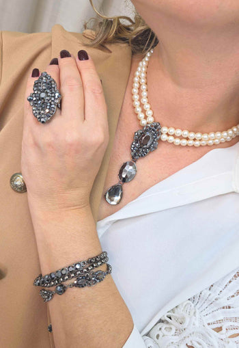 Colar Adelina de pérolas com pingente de pedras hematite e gotas