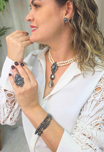 Colar Adelina de pérolas com pingente de pedras hematite e gotas
