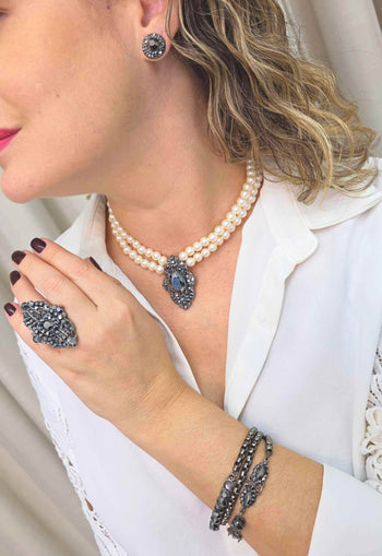 Colar Adelina de pérolas com pingente de pedras hematite e gotas