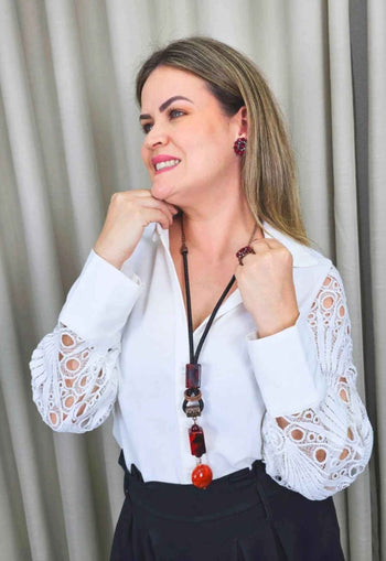 Colar Sofistiqué longo de courinho com pedras vermelhas e elos vintage