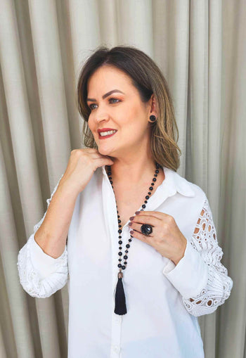 Colar Dália longuinho com tassel e bolas pretas banhado no vintage