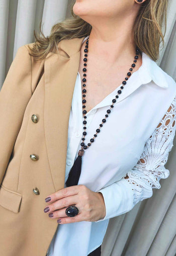 Colar Dália longuinho com tassel e bolas pretas banhado no vintage