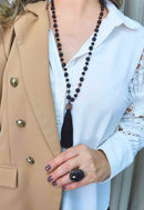 Colar Dália longuinho com tassel e bolas pretas banhado no vintage