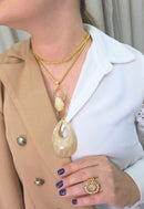 Colar Mendes longo de veneziana dourada e pingentes de resina