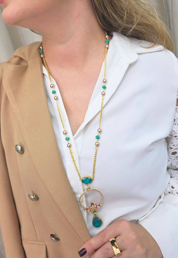 Colar Eduarda: Estilo Longo com Pingente e Pedras Coloridas no Dourado | Design By Sahara