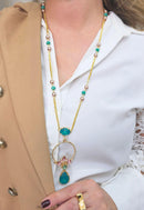 Colar Eduarda: Estilo Longo com Pingente e Pedras Coloridas no Dourado | Design By Sahara