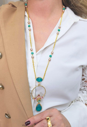Colar Eduarda: Estilo Longo com Pingente e Pedras Coloridas no Dourado | Design By Sahara