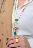 Colar Eduarda: Estilo Longo com Pingente e Pedras Coloridas no Dourado | Design By Sahara