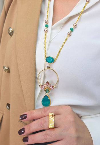 Colar Eduarda: Estilo Longo com Pingente e Pedras Coloridas no Dourado | Design By Sahara