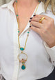 Colar Eduarda: Estilo Longo com Pingente e Pedras Coloridas no Dourado | Design By Sahara