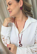 Colar Sonata: Estilo Longo com Pingente Redondo e Bolas Vermelhas | Look de Festa
