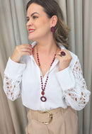 Colar Sonata: Estilo Longo com Pingente Redondo e Bolas Vermelhas | Look de Festa