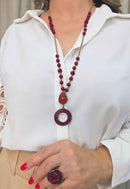 Colar Sonata: Estilo Longo com Pingente Redondo e Bolas Vermelhas | Look de Festa