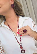 Colar Sonata: Estilo Longo com Pingente Redondo e Bolas Vermelhas | Look de Festa
