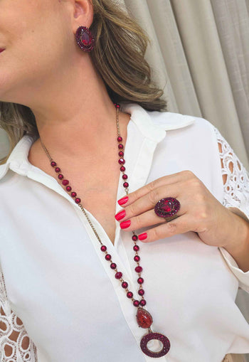 Colar Sonata: Estilo Longo com Pingente Redondo e Bolas Vermelhas | Look de Festa