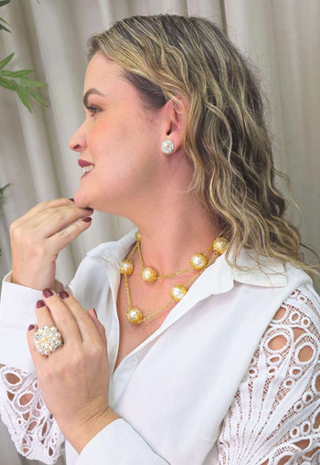 Colar Sulamita Gold de perolas com detalhes e venezianas douradas