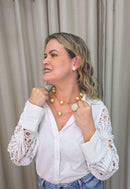 Colar Sulamita Gold de perolas com detalhes e venezianas douradas