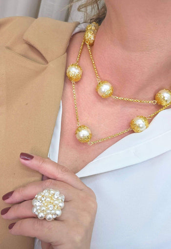 Colar Sulamita Gold de perolas com detalhes e venezianas douradas