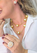 Colar Sulamita Gold de perolas com detalhes e venezianas douradas