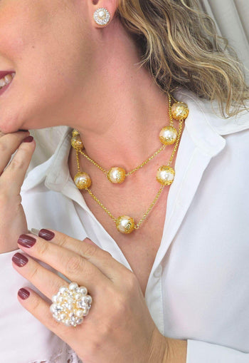 Colar Sulamita Gold de perolas com detalhes e venezianas douradas