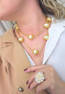 Colar Sulamita Gold de perolas com detalhes e venezianas douradas