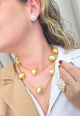 Colar Sulamita Gold de perolas com detalhes e venezianas douradas