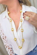 Colar Sulamita Gold de perolas com detalhes e venezianas douradas