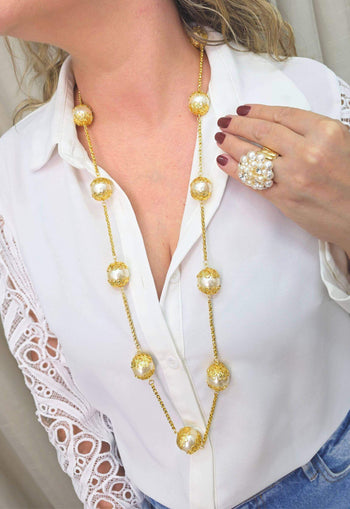 Colar Sulamita Gold de perolas com detalhes e venezianas douradas
