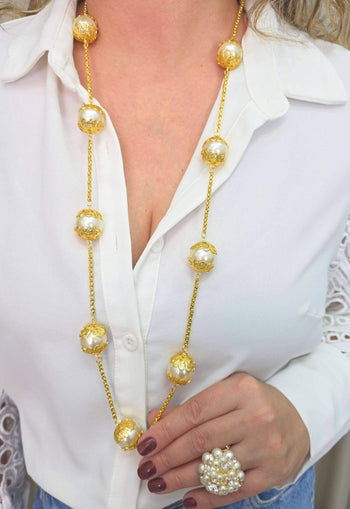 Colar Sulamita Gold de perolas com detalhes e venezianas douradas