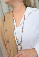 Colar Ivone: Estilo Longo com Cristais e Pérolas Marrons no Vintage | Tendência da Estação