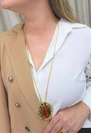 Colar Sonora estilo longo com veneziana dourada e pingente com pedra de resina