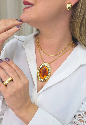 Colar Sonora estilo longo com veneziana dourada e pingente com pedra de resina
