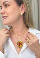 Colar Sonora estilo longo com veneziana dourada e pingente com pedra de resina