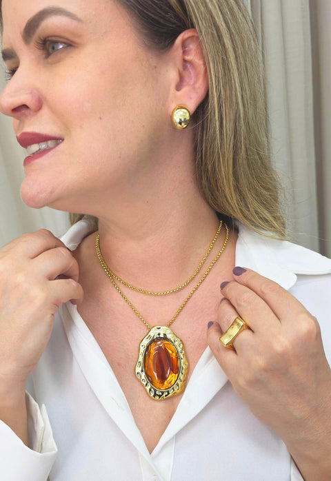 Colar Sonora estilo longo com veneziana dourada e pingente com pedra de resina