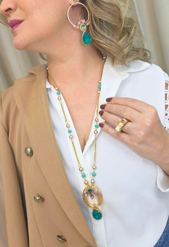 Colar Eduarda: Estilo Longo com Pingente e Pedras Coloridas no Dourado | Design By Sahara