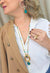 Colar Eduarda: Estilo Longo com Pingente e Pedras Coloridas no Dourado | Design By Sahara