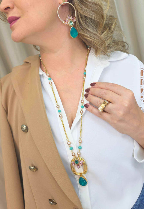 Colar Eduarda: Estilo Longo com Pingente e Pedras Coloridas no Dourado | Design By Sahara