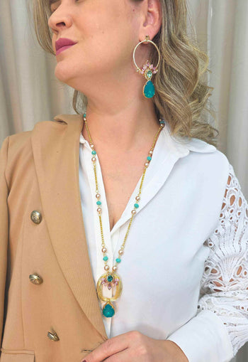 Colar Eduarda: Estilo Longo com Pingente e Pedras Coloridas no Dourado | Design By Sahara
