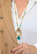 Colar Eduarda: Estilo Longo com Pingente e Pedras Coloridas no Dourado | Design By Sahara