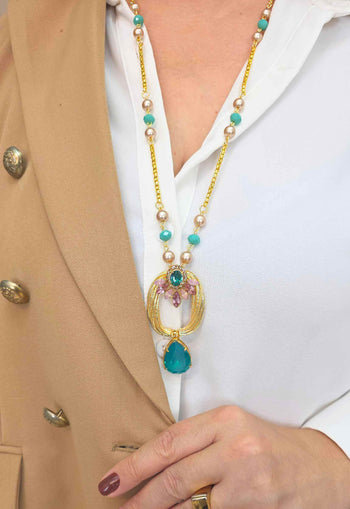 Colar Eduarda: Estilo Longo com Pingente e Pedras Coloridas no Dourado | Design By Sahara
