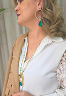 Colar Eduarda: Estilo Longo com Pingente e Pedras Coloridas no Dourado | Design By Sahara