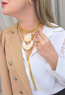 Colar Pashmina Destemida de venezianas e pingente de metal dourado