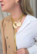 Colar Pashmina Destemida de venezianas e pingente de metal dourado
