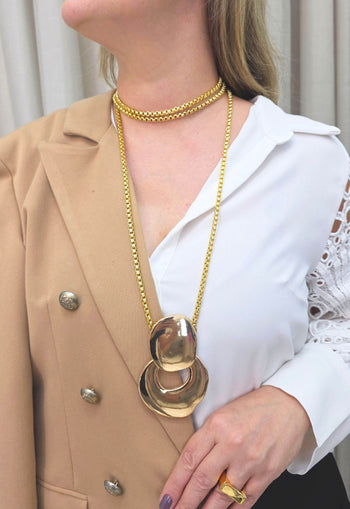 Colar Pashmina Destemida de venezianas e pingente de metal dourado