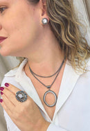 Colar Odila estilo longuinho com pingente oval de strass e veneziana grafite