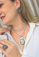 Colar Solange: Estilo Longo com Pingente Oval e Strass Black Diamond no Prata | Design By Sahara