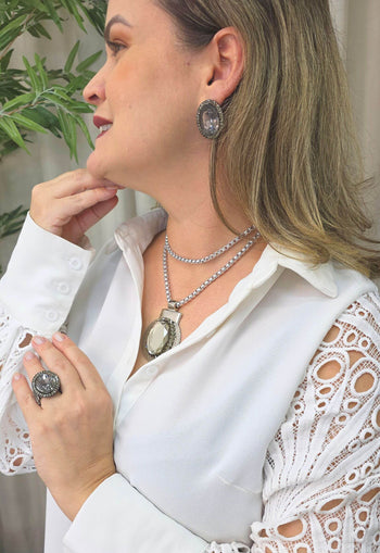 Colar Solange: Estilo Longo com Pingente Oval e Strass Black Diamond no Prata | Design By Sahara