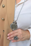 Colar Solange: Estilo Longo com Pingente Oval e Strass Black Diamond no Prata | Design By Sahara